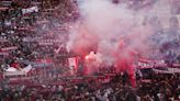 Miles de aficionados reciben al Benfica campeón en el Ayuntamiento de Lisboa