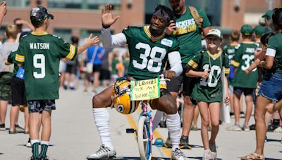 2025 NFL Draft borrowing from Packers tradition with bicycle handoff from Michigan to Wisconsin