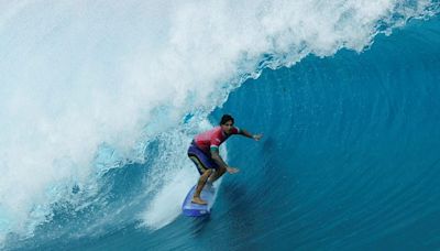 Récord olímpico: la impactante imagen del surfista brasileño Gabriel Medina volando por sobre las olas en París 2024 - La Tercera