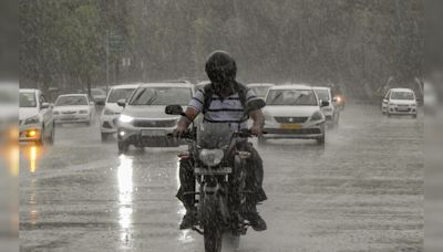 Heavy Rain In Delhi Affects Traffic, Waterlogging Reported In Many Areas