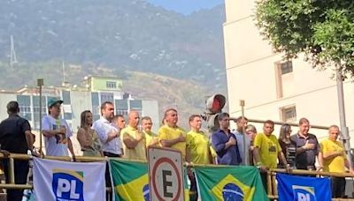 Bolsonaro sobe em trio elétrico ao lado de Ramagem em evento no Rio