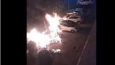 Un incendio intencionado arrasa contenedores y daña dos coches en Amate