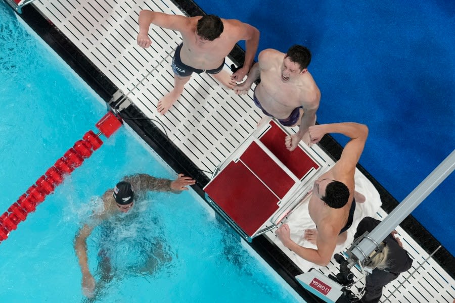 US men win 4×100 meter freestyle relay with strong anchor leg by Caeleb Dressel, his 8th gold medal