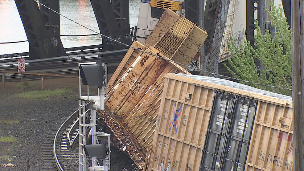 Freight train derails on Steel Bridge, bridge closed