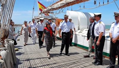 Robles visita el 'Juan Sebastián de Elcano' y felicita a la dotación tras su 96 crucero de instrucción