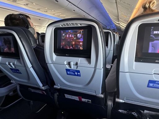 Man with whole plane row to himself finds genius way to pass time