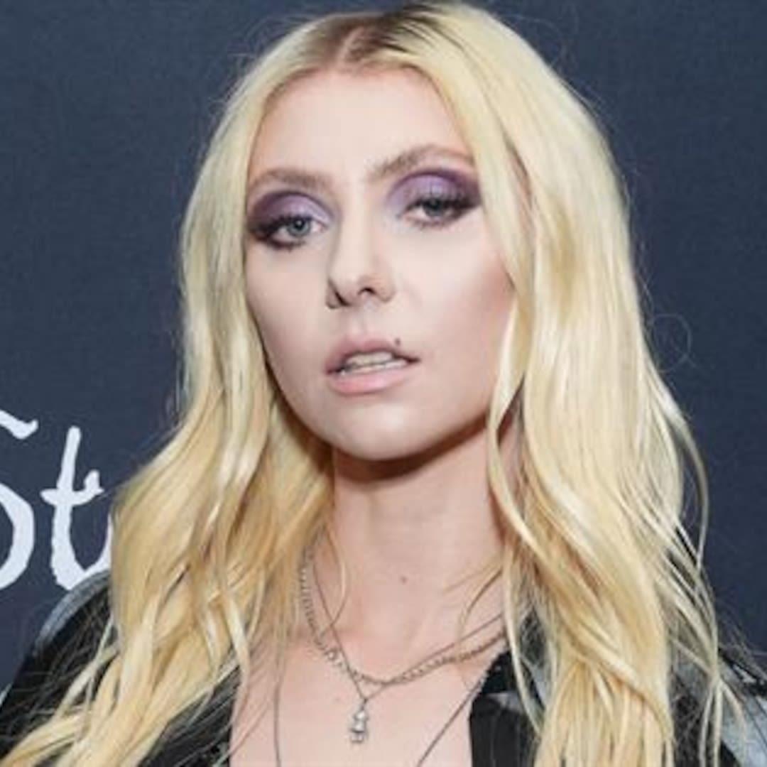 ‘Gossip Girl’s’ Taylor Momsen Goes Topless On Red Carpet, Shows Off Toned Abs - E! Online