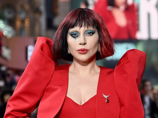 El renacer de Lady Gaga, entre plumas, payasos y viejas canciones - La Tercera