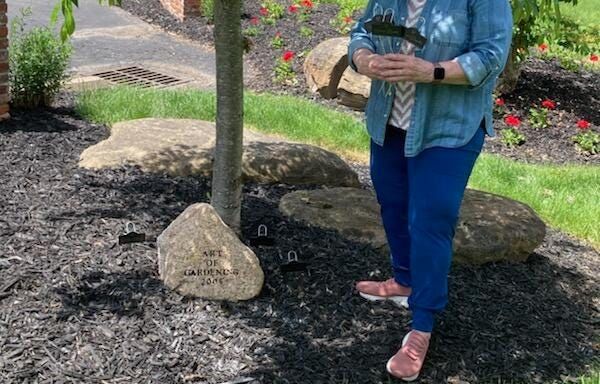 Art of Gardening Club installs memorial stone exhibition for past members.
