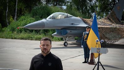 Zelenskyy muestra aviones de combate F-16 recién llegados para combatir contra Rusia