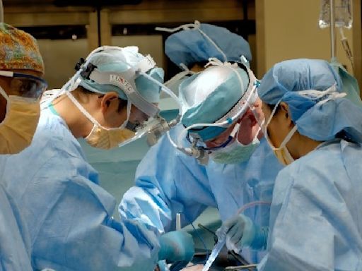 Chicago Man Watches His Kidney Transplant Surgery Live