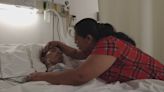 Muere el migrante hondureño que perdió sus piernas tras caer de 'La Bestia': "Le decía, hijo lucha por tu vida"