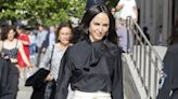 Amparo Corsini, pura sofisticación con su look bicolor y sandalias (casi) planas