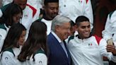 AMLO garantiza apoyo económico a atletas mexicanos en París 2024