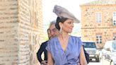 Elena Cué y su elegante look de invitada con vestido camisero inspirado en las 'royals' europeas