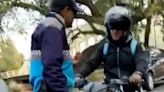 Video: brutal pelea entre un motociclista y un inspector de tránsito frente a un colegio de Tigre