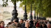 Fila para ver el féretro de Isabel II es digna de la reina