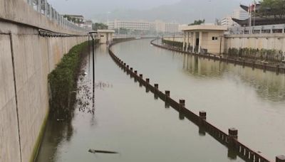 溫州暴雨持續遊步道未交付就遭淹 網民質疑：想請遊客水中漫步？