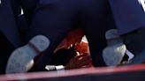 Com sangue no rosto, Trump é retirado às pressas do palco durante comício na Pensilvânia após disparos; vídeo