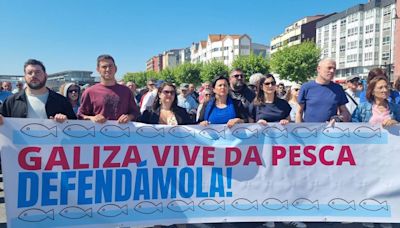 Cientos de pescadores se manifiestan en Cangas contra la eólica marina: "O noso mar non será vendido en subasta"