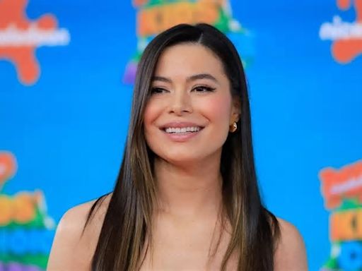 Miranda Cosgrove gets engaged during rom-com clip