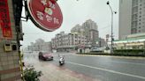 快訊／大雷雨炸裂！早餐店前淹成小河 往竹南地下道封閉