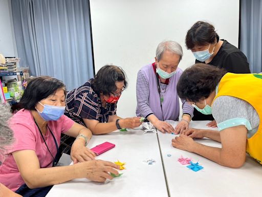 81歲梁媽再創人生的價值 成為郭綜合醫院銀髮學堂最友善的幫手 | 蕃新聞