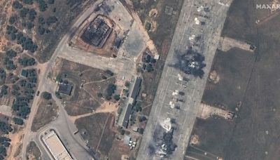Imágenes satelitales exclusivas muestran aviones rusos destruidos y edificios dañados en base de Crimea