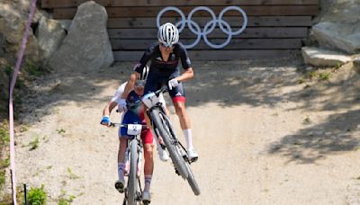 Pidcock gana en la última vuelta y revalida título olímpico en ciclomontañismo