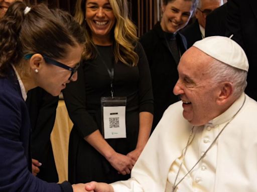 Paula Pareto mostró el regalo que recibió del Papa Francisco tras su visita en el Vaticano: “Casi me desmayo”