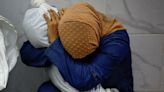 ‘Una mujer palestina abraza el cuerpo de su sobrina’, la fotografía ganadora del World Press Photo 2024