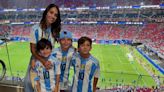 El saludo de Messi con Antonela y sus hijos en la previa del partido