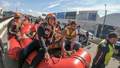 Rescatan a “Caramelo”, un caballo atrapado en un tejado por inundaciones en Brasil