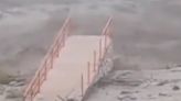 Catamarca: un fuerte temporal provocó un alud que derribó un puente peatonal
