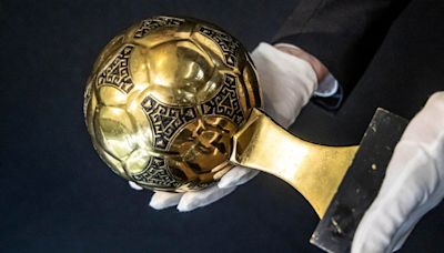 Francia incauta el Balón de Oro mundialista de Maradona