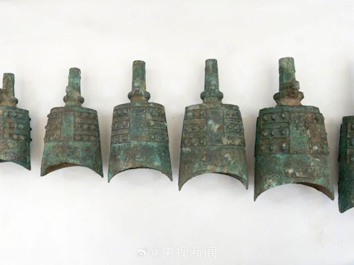 Ancient bronze bells, Han dynasty frog among 14 cultural relics returned to China