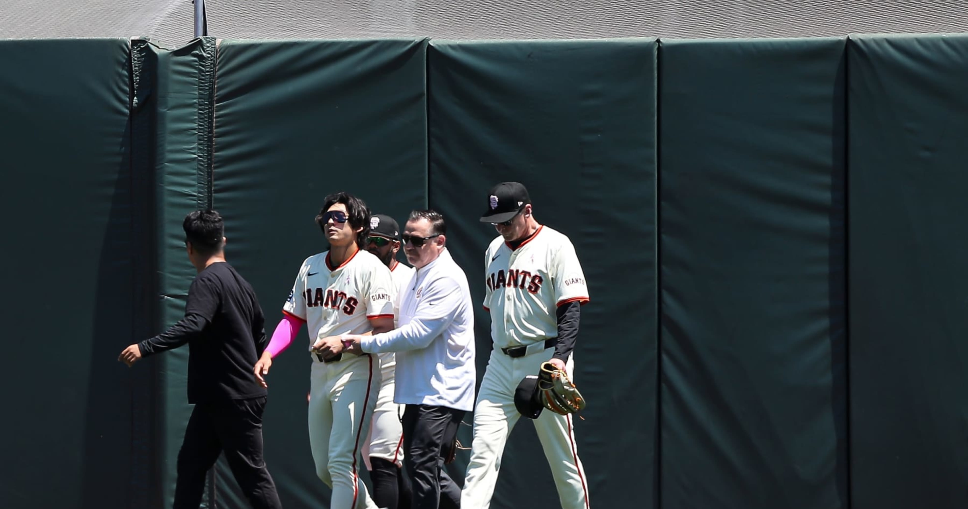 Giants' Jung Hoo Lee Diagnosed with Dislocated Shoulder Injury After Exiting vs. Reds