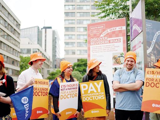 Thousands of doctors in England on strike