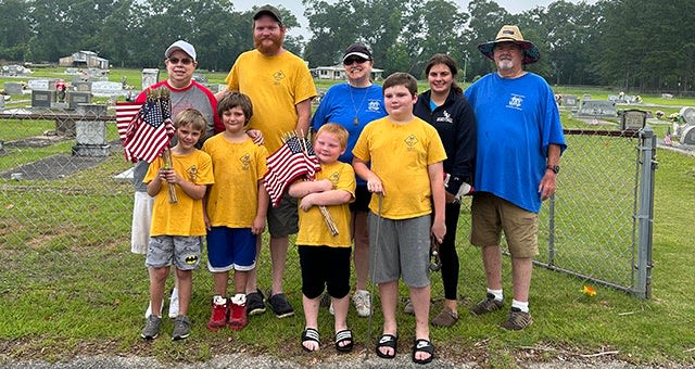 Atmore VFW Auxiliary, volunteers place flags on more than 200 - The Atmore Advance
