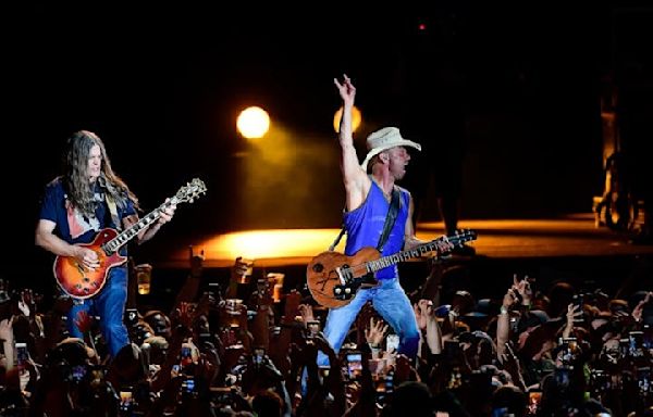 Review: Kenny Chesney gets overamped in familiar show at Vikings stadium