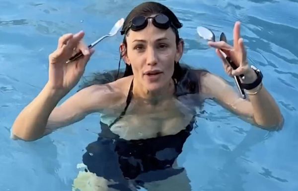 Jennifer Garner Plays ‘Pool, Spoons and Goggles’ Game with Her Kid: ‘My Recipe for a Good Time’