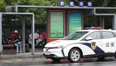 Apuñalan a madre y niño japoneses en China frente a un autobús escolar