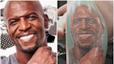 Tatuagem com rosto de ator de 'Todo Mundo Odeia o Chris' leva 19 horas para ficar pronta; VÍDEO