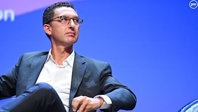 "Je suis sous le choc et triste" : Maxime Saada, président de Canal+, réagit après la décision de l'Arcom de de ne pas renouveler la fréquence de C8