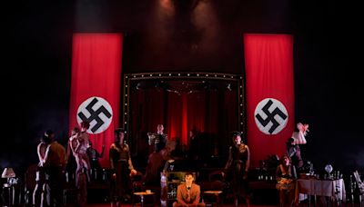 Las críticas de teatro de la semana: la justicia en tiempos de nazis, una tragedia griega con guasa andaluza y un número circense entre padre e hijo