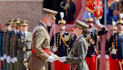 El emotivo abrazo de la princesa Leonor y el rey Felipe tras recibir el título de alférez del Ejército de Tierra