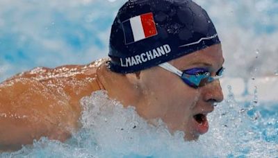 Léon Marchand empieza su gesta ante la mirada de Michael Phelps