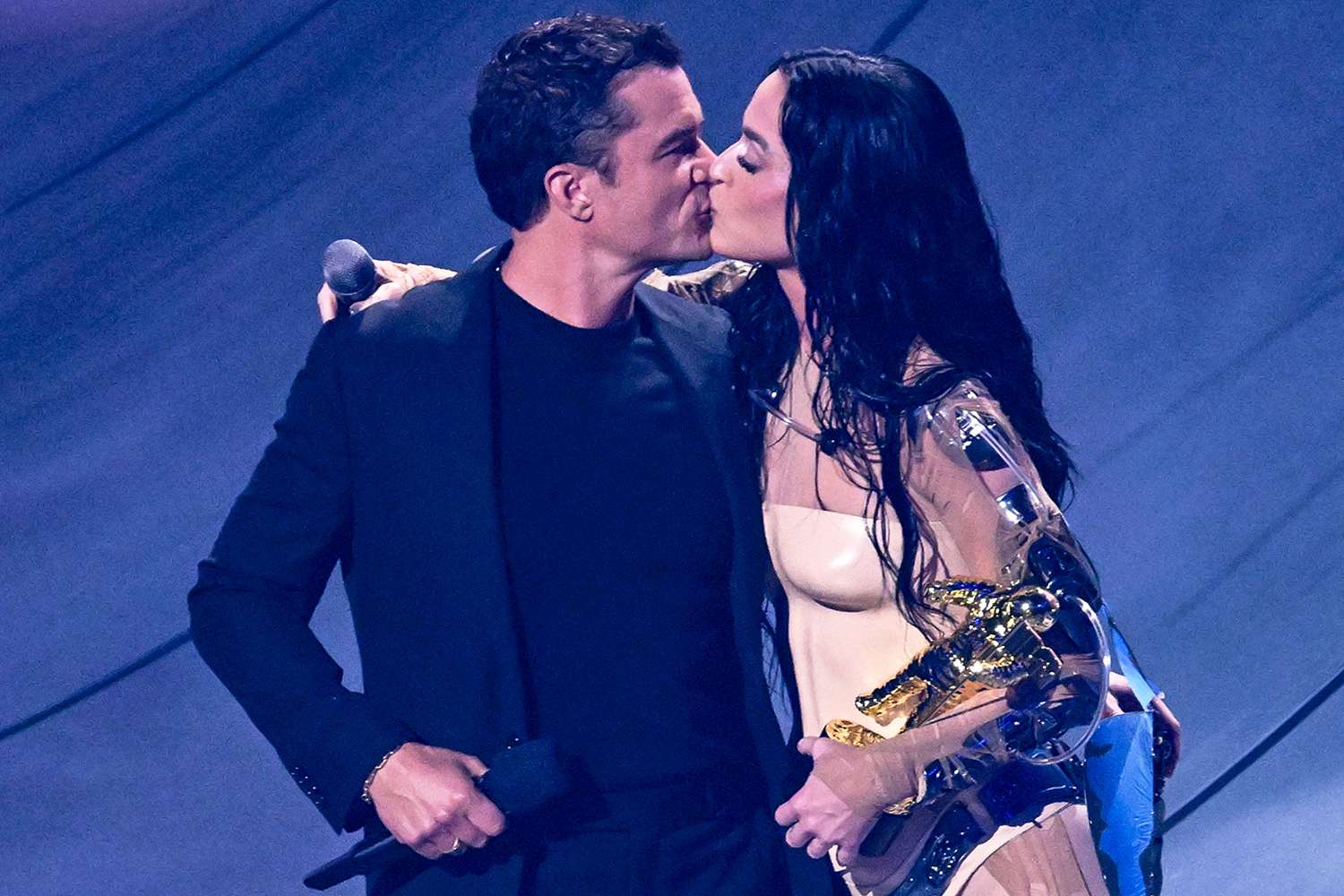 Katy Perry Kisses Orlando Bloom (and Thanks Him for Doing Dishes) After He Presents Her with MTV Video Vanguard Award