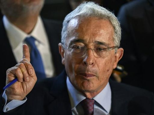 Uribe critica a las FF.MM. por obedecer al Gobierno y no actuar contra grupos ilegales