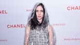 Grimes comparte foto de su rostro vendado después de revelar que quiere 'orejas de elfo'